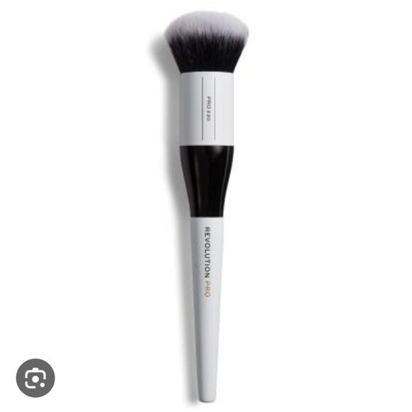 Revolution Beauty Pro 230 Dense Buffing Brush - Picture 3 of 3